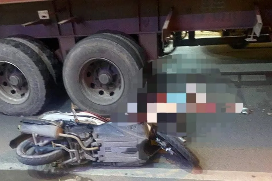 Vụ tai nạn giữa xe máy và container khiến một người tử vong tại chỗ. Ảnh: TS tai-nan-thu-duc