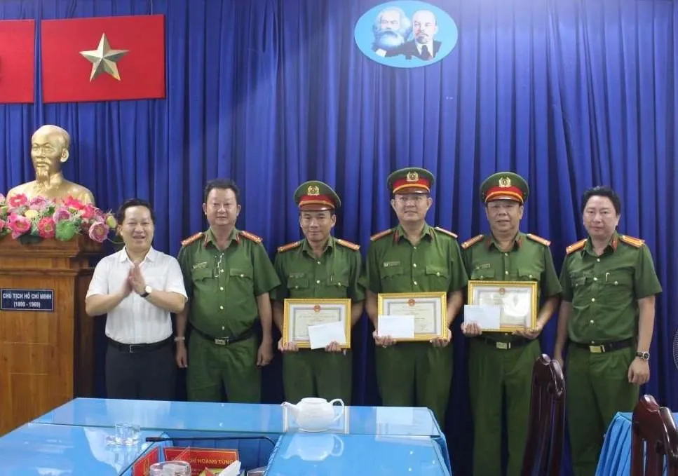 Ba đơn vị thuộc Công an TP Thủ Đức được Chủ tịch UBND TP Thủ Đức tặng giấy khen, thưởng nóng. Ảnh: CACC Ba đơn vị thuộc Công an TP Thủ Đức được Chủ tịch UBND TP Thủ Đức tặng giấy khen, thưởng nóng. Ảnh: CACC
