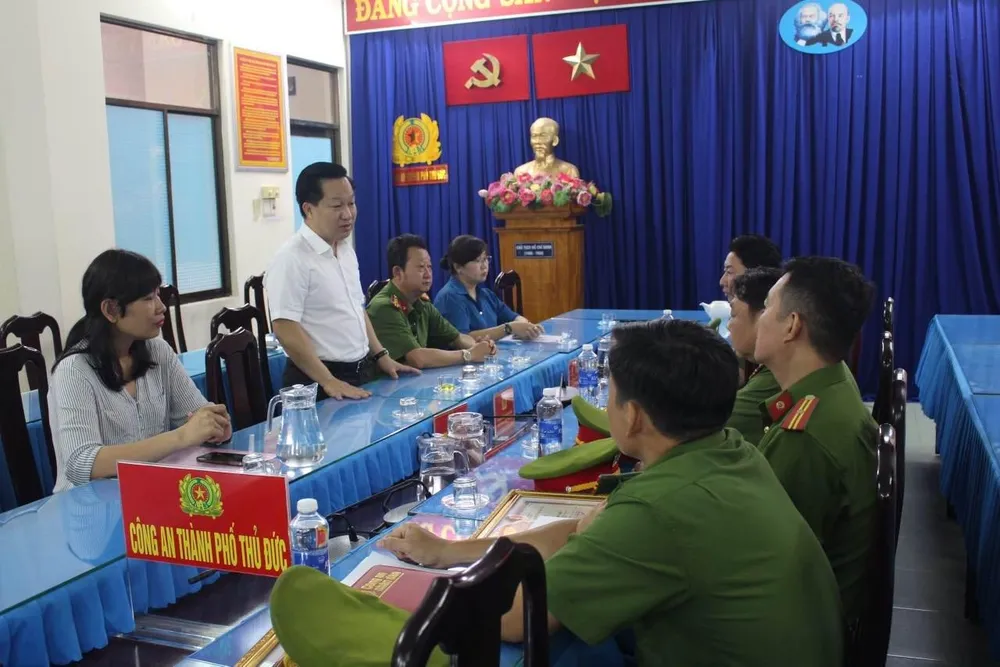 Ông Hoàng Tùng biểu dương, ghi nhận sự nỗ lực, dũng cảm của cán bộ, chiến sỹ Công an đã đấu tranh phát hiện và bắt giữ kịp thời nghi phạm gây án. Ảnh: CACC Ông Hoàng Tùng biểu dương, ghi nhận sự nỗ lực, dũng cảm của cán bộ, chiến sỹ Công an đã đấu tranh phát hiện và bắt giữ kịp thời nghi phạm gây án. Ảnh: CACC