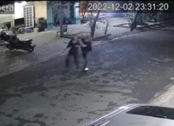 Camera ghi lại vụ việc ông JMG kẹp cổ ông Hùng. Ảnh: Cắt từ clip