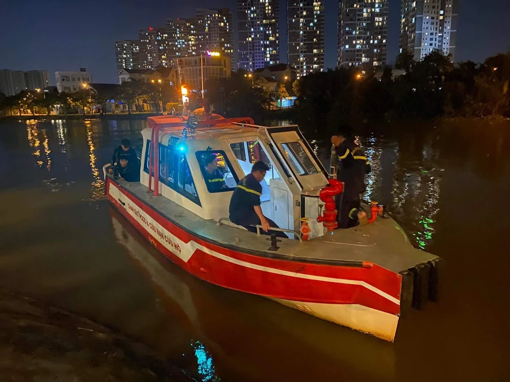 Lực lượng cứu hộ tiến hành tìm kiếm ông T dưới kênh nước. Ảnh: TS