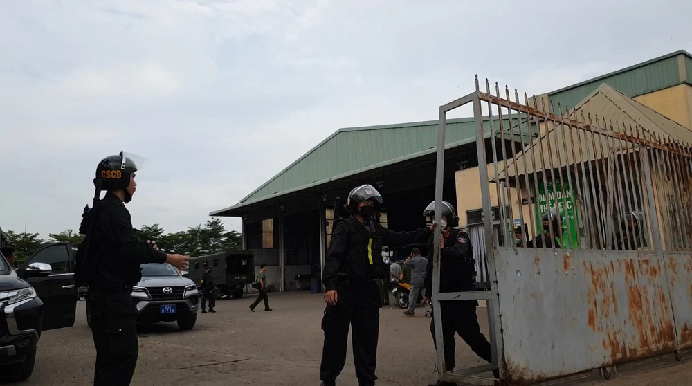 Tất cả người lạ được công an yêu cầu đứng xa khỏi khu vực, không được quay phim, Ảnh: NGUYỄN TÂN