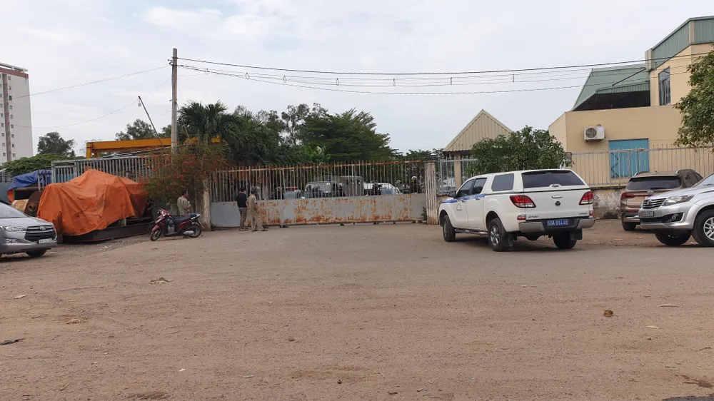 Công an khám xét Trung tâm Đăng kiểm 50-07V vào chiều 16-7. Ảnh: NGUYỄN TÂN