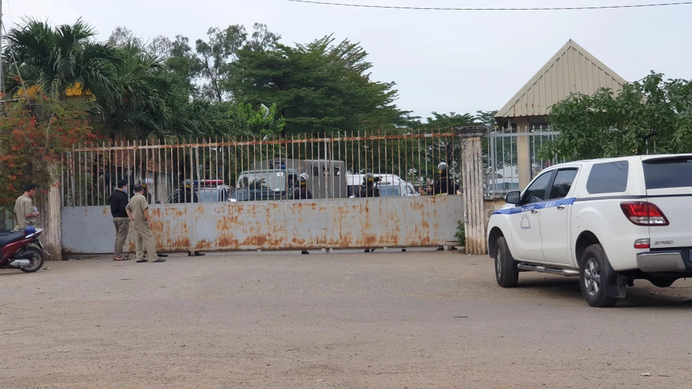 Công an thực hiện các biện pháp khám xét, nghiệp vụ tại Trung tâm Đăng kiểm 50-07V. Ảnh: NGUYỄN TÂN