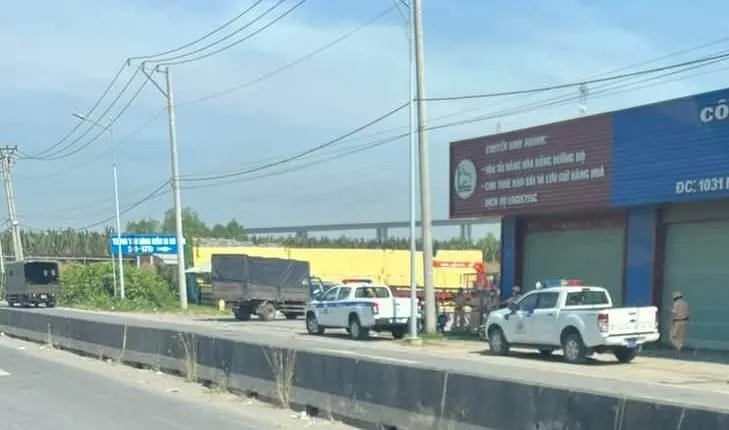 Công an khám xét Trung tâm Đăng kiểm tại huyện Nhà Bè. Ảnh: CTV