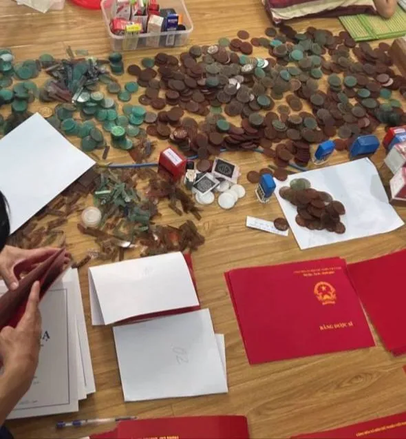 Nhiều tài liệu giả được công an thu giữ. Ảnh: AX