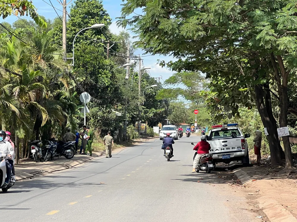 Công an khám nghiệm hiện trường, điều tra vụ trẻ sơ sinh tử vong trên vỉa hè. Ảnh: TS