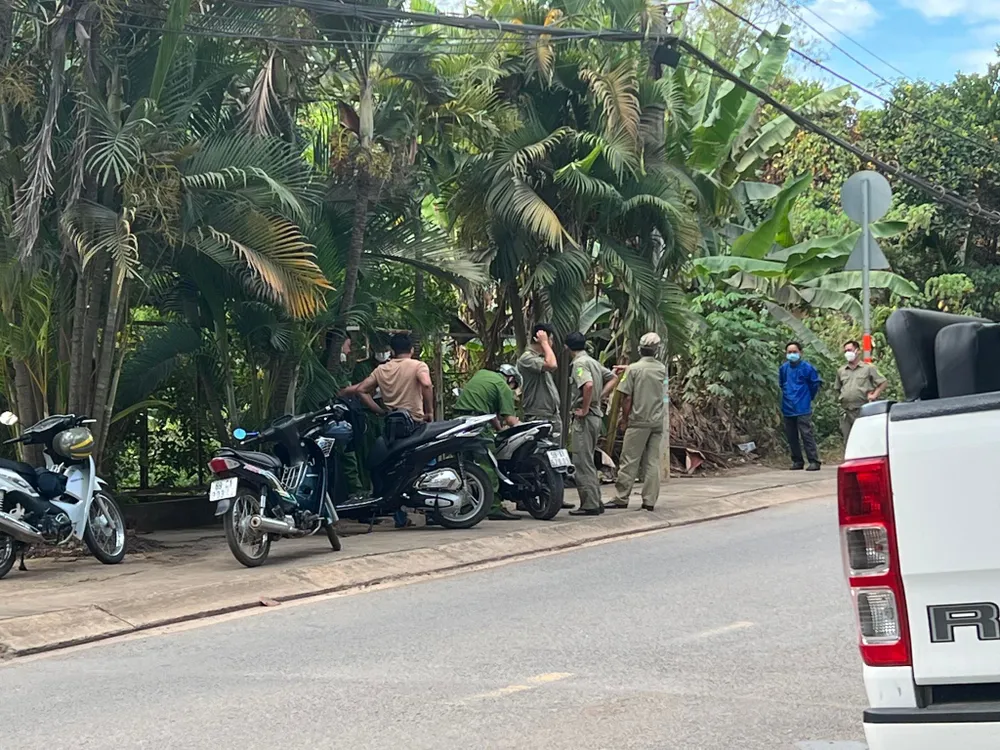 Công an khám nghiệm hiện trường, làm rõ vụ việc. Ảnh: TS