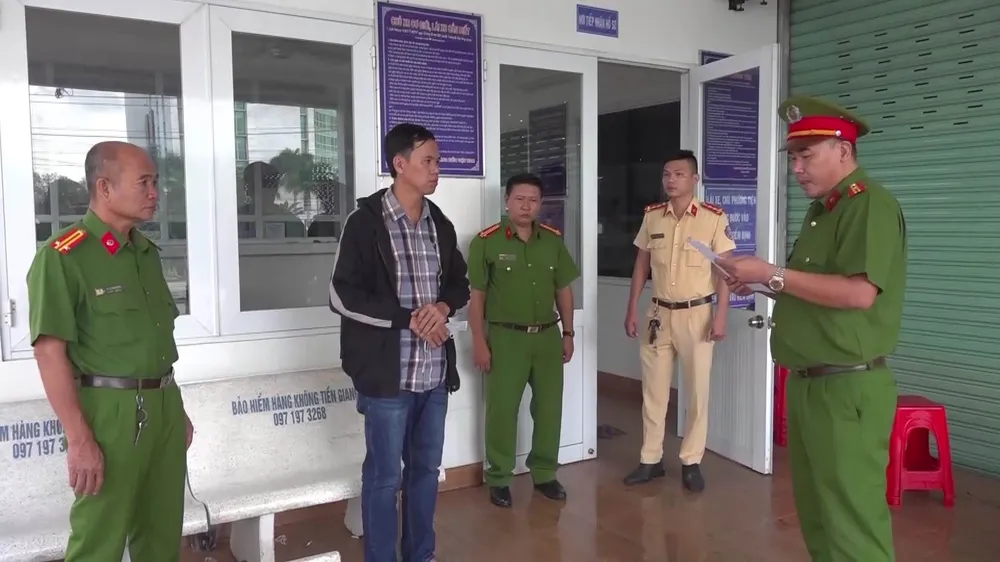 Công an đọc lệnh khám xét một Trung tâm Đăng kiểm tại TP.HCM. Ảnh: CTV Công an đọc lệnh khám xét một Trung tâm Đăng kiểm tại TP.HCM. Ảnh: CTV