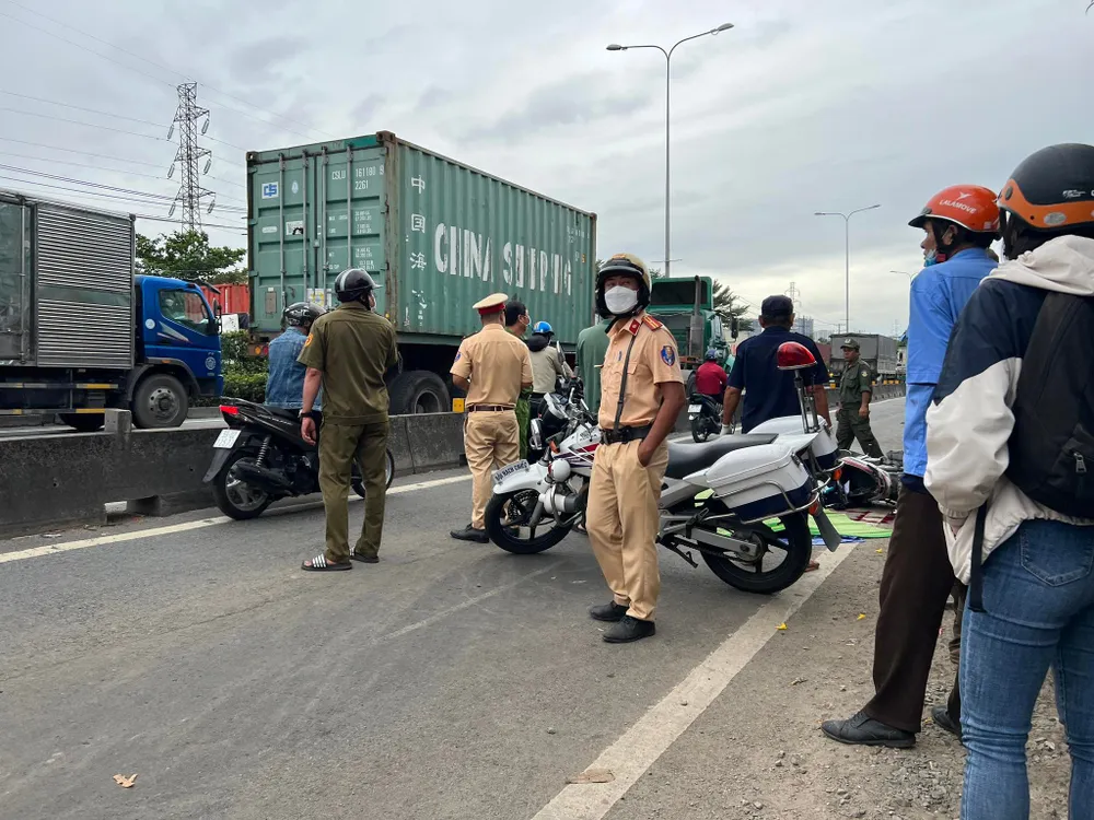 Công an phong toả hiện trường vụ tai nạn xảy ra tại quốc lộ 1 khiến nam sinh tử vong. Ảnh: TS Công an phong toả hiện trường vụ tai nạn xảy ra tại quốc lộ 1 khiến nam sinh tử vong. Ảnh: TS