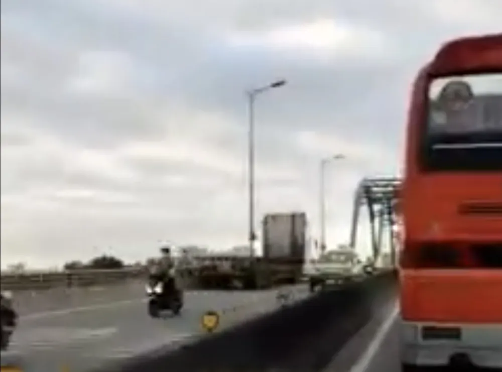 Xe đầu kéo chạy ngược chiều được người dân quay clip lại. Ảnh: Cắt từ clip