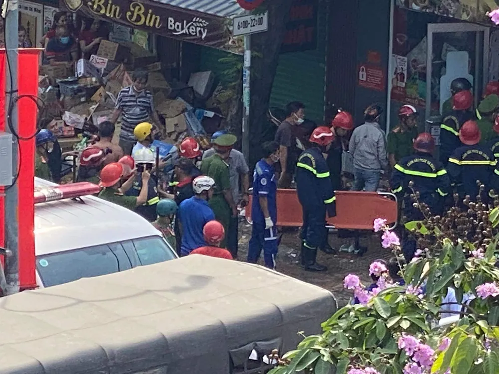 Nhiều lực lượng tiến hành giải cứu các nạn nhân ra ngoài