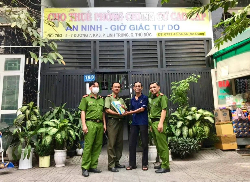 Công an đến các khu nhà trọ phát tờ rơi tuyên truyền. Ảnh: TS Công an đến các khu nhà trọ phát tờ rơi tuyên truyền. Ảnh: TS