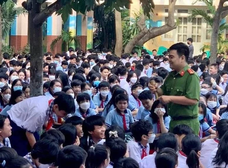 Công an TP Thủ Đức đến các trường học tuyên truyền kiến thức về phòng chống tội phạm. Ảnh: TS Công an TP Thủ Đức đến các trường học tuyên truyền kiến thức về phòng chống tội phạm. Ảnh: TS
