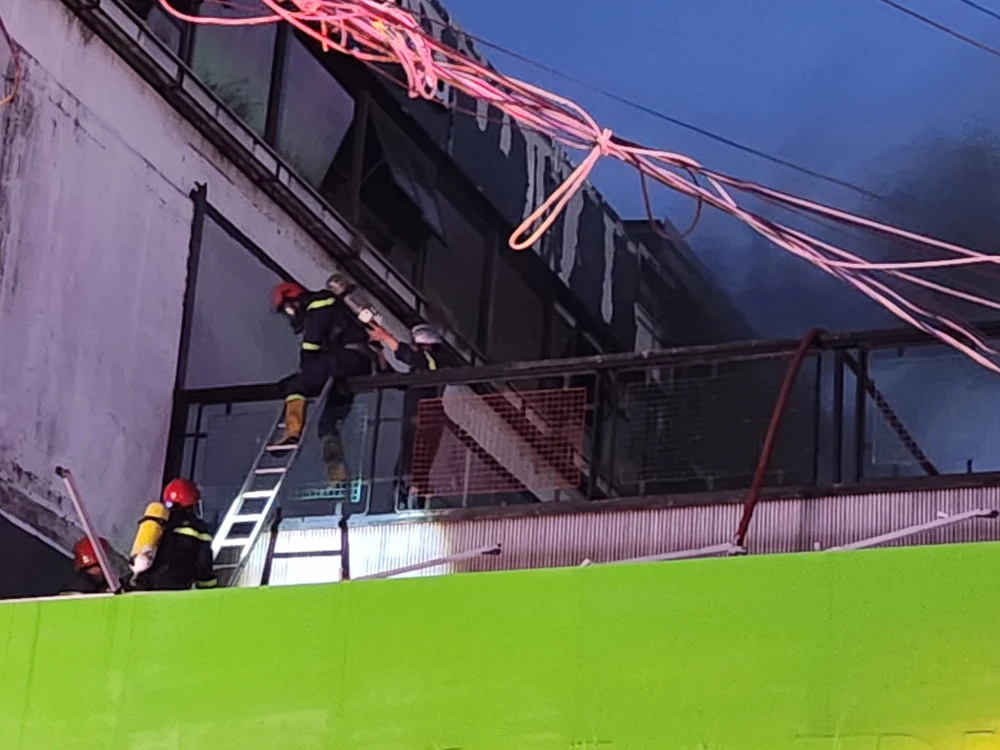 Lực lượng chức năng tiếp cận hiện trường, dập lửa. Ảnh: TS