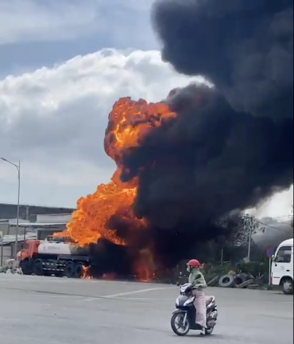 Ngọn lửa bốc lên rất cao từ chiếc xe bồn. Ảnh: TS Ngọn lửa bốc lên rất cao từ chiếc xe bồn. Ảnh: TS