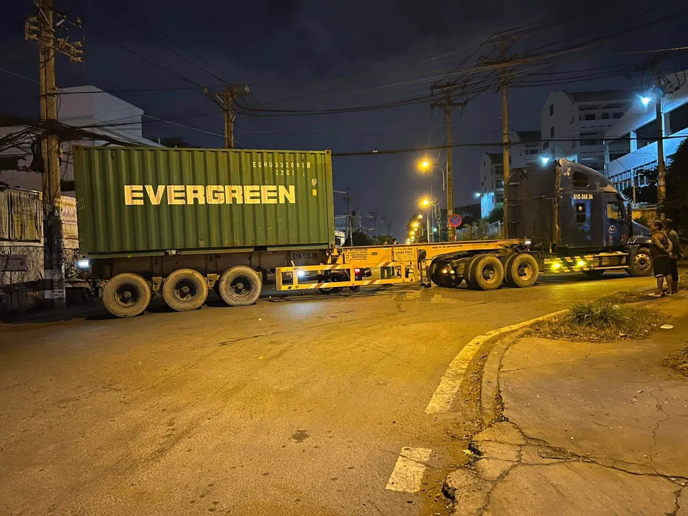 Hiện trường vụ tai nạn khiến một thanh niên tử vong lúc rạng sáng. Ảnh: TS Hiện trường vụ tai nạn khiến một thanh niên tử vong lúc rạng sáng. Ảnh: TS