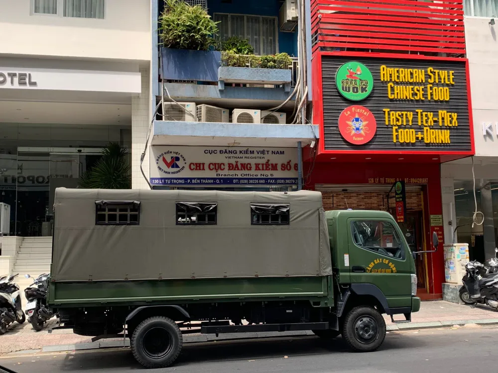 Trong chiều cùng ngày, việc khám xét tại Chi cục Đăng kiểm số 6 vẫn đang diễn ra