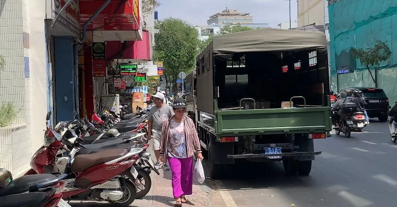 Xe công an đậu trước khu vực Chi cục Đăng kiểm số 6