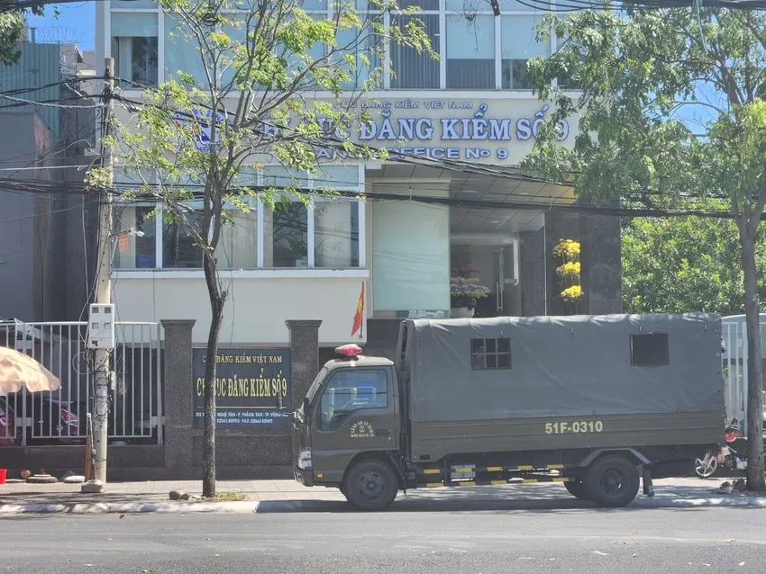Công an TP.HCM khám xét Chi cục Đăng kiểm số 9 tại TP Vũng Tàu. Ảnh: TK