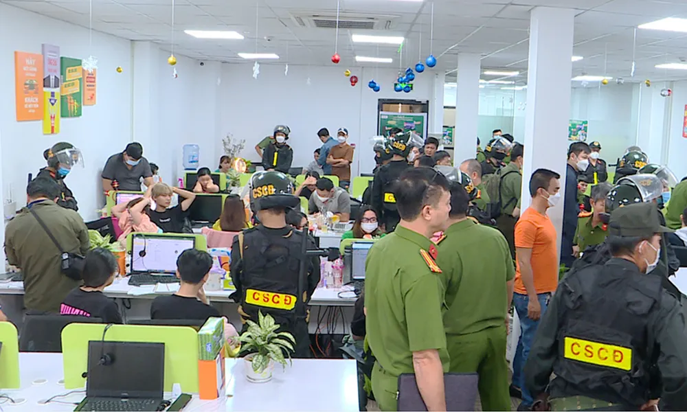 Công an khám xét văn phòng trong các toà nhà ở quận Tân Bình. Ảnh: NV