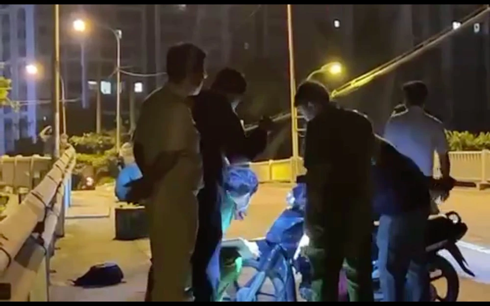 Công an khám nghiệm hiện trường, điều tra vụ việc. Ảnh: CM