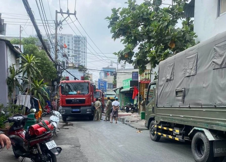 Lực lượng PCCC có mặt kịp thời nên vụ cháy không gây hậu quả nghiêm trọng. Ảnh: TS