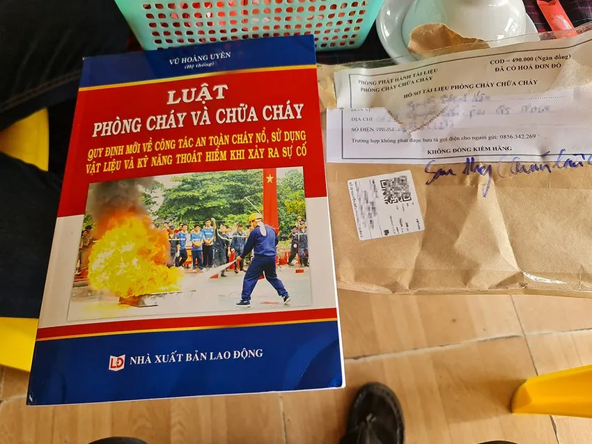 Những người lừa đảo gửi các tài liệu liên quan đến PCCC và CNCH đến các cơ quan, doanh nghiệp, cơ sở theo dạng nhận hàng thu tiền. Ảnh: PC07