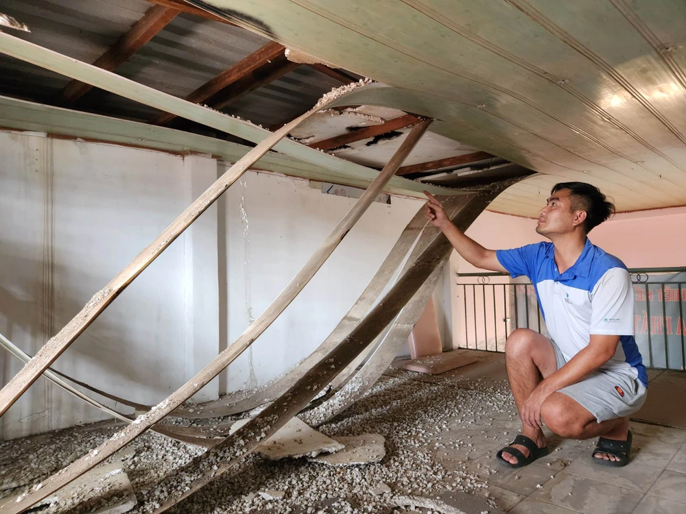 Nhà ông Tuyền đã xuống cấp nhưng không thợ nào dám đến sửa vì đường lưới điện nằm sát mái tôn. Ảnh: TS