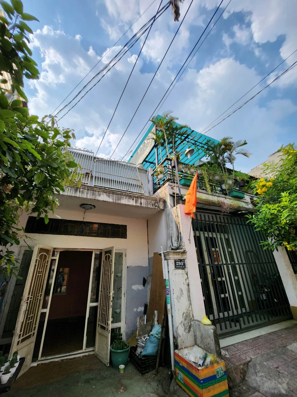 Đường lưới điện trung thế nằm sát mái tôn nhà ông Tuyền. Ảnh: TS