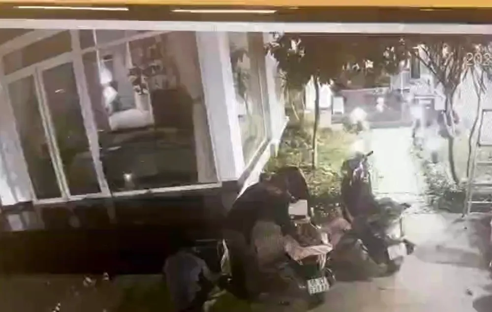 Hai kẻ trộm mở cốp xe lấy một điện thoại di động. Ảnh: Cắt từ clip