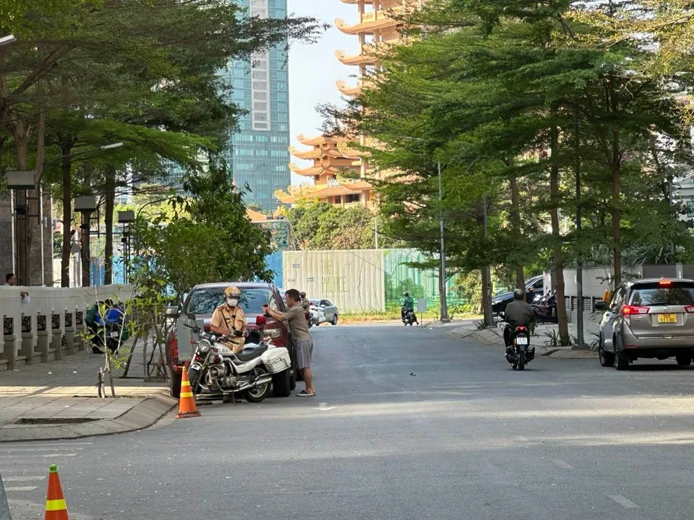 Lực lượng CSGT xử lý nhiều xe vi phạm tại chung cư Lexington và Imperia. Ảnh: TS Lực lượng CSGT xử lý nhiều xe vi phạm tại chung cư Lexington và Imperia