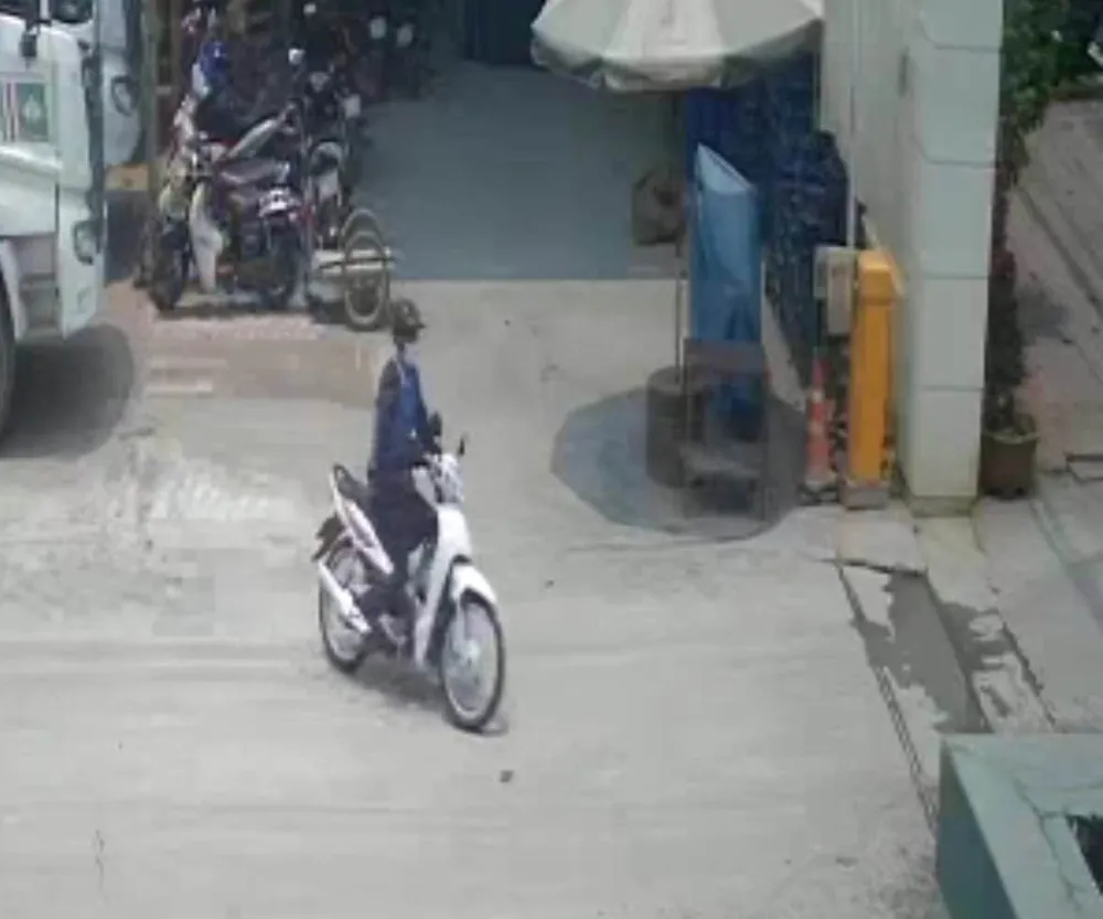 Hình ảnh kẻ trộm vào lấy xe máy bị camera ghi lại. Ảnh: Cắt từ clip Hình ảnh kẻ trộm vào lấy xe máy bị camera ghi lại. Ảnh: Cắt từ clip