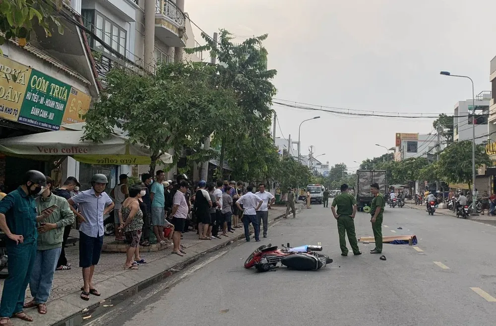 Tai nạn giao thông giữa xe tải và xe máy vào chiều 21-4 khiến một nữ sinh tử vong tại TP Thủ Đức. Ảnh: TS