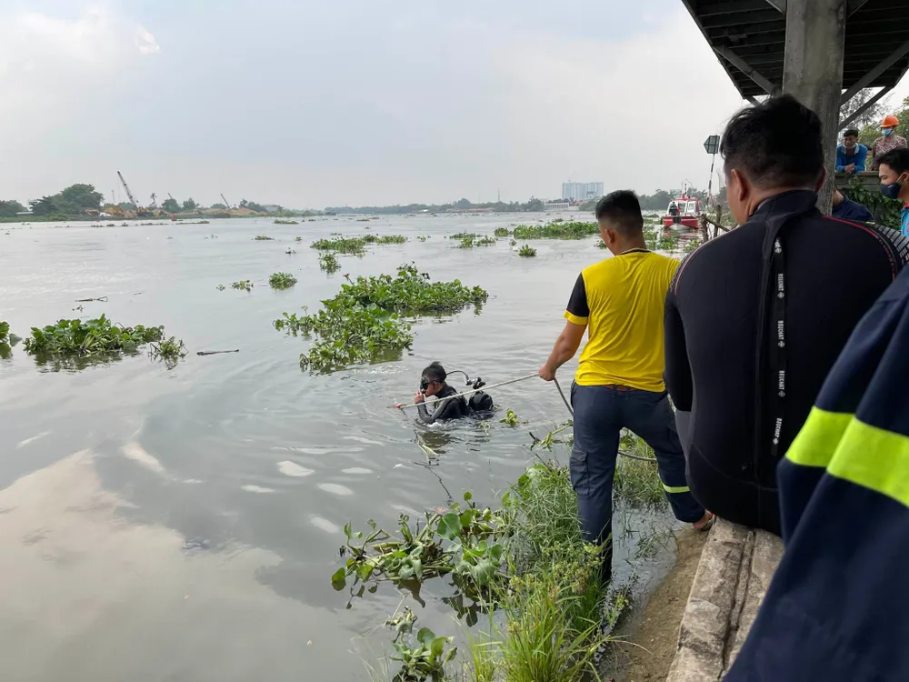Cảnh sát lặn tìm người mất tích trên sông Sài Gòn. Ảnh: TS Cảnh sát lặn tìm người mất tích trên sông Sài Gòn. Ảnh: TS