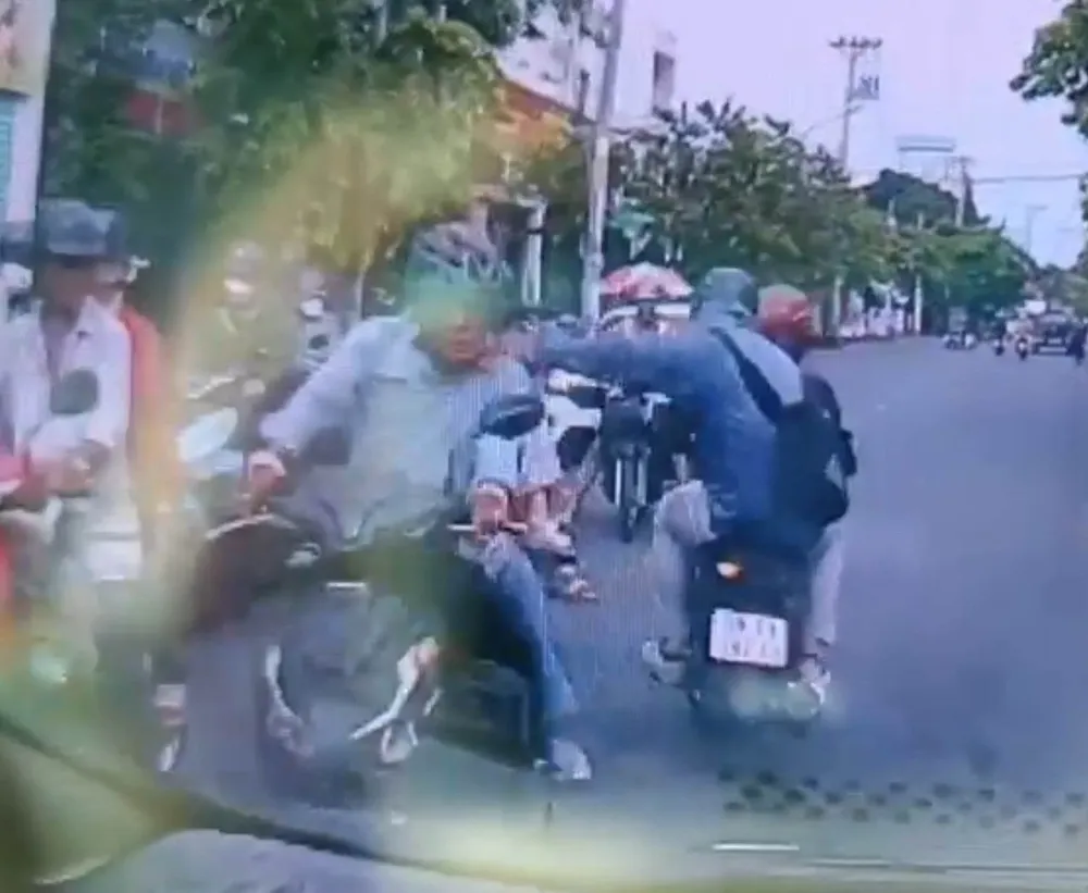 Kẻ cướp giật giật dây chuyền người dừng chờ đèn đỏ bị camera ghi lại. Ảnh: Cắt từ clip Kẻ cướp giật giật dây chuyền người dừng chờ đèn đỏ bị camera ghi lại. Ảnh: Cắt từ clip