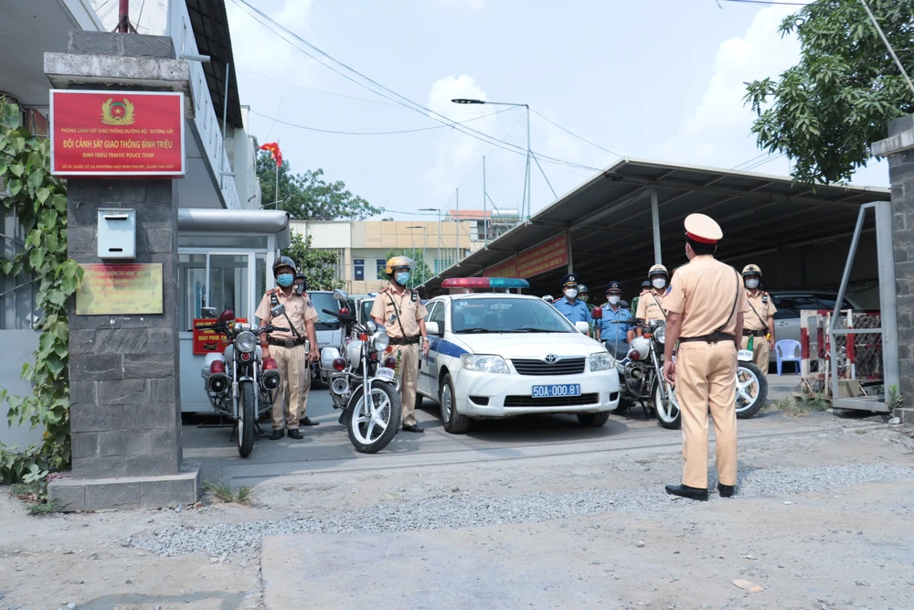 Lực lượng CSGT đội Bình Triệu ra quân đảm bảo trật tự an toàn giao thông tại cửa ngõ Đông Bắc
