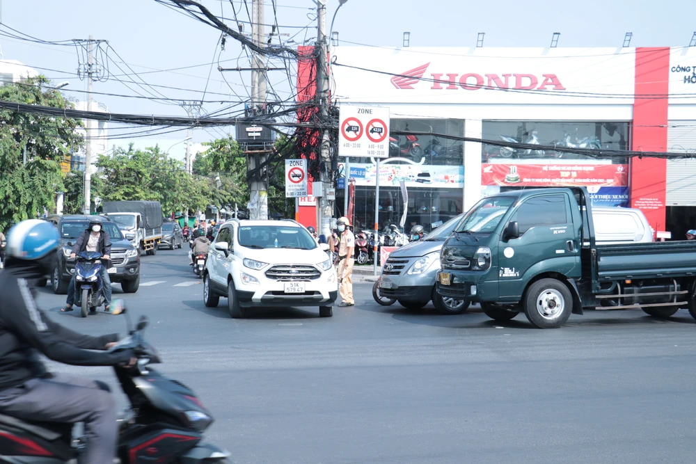 Lực lượng CSGT điều tiết giao thông tại các giao lộ để tránh ùn xe. Ảnh: TS