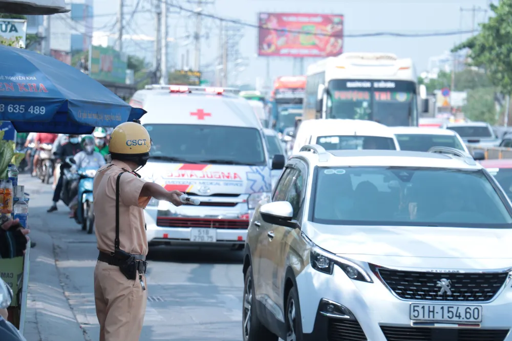 QL 13 đang đang bắt đầu đông nghẹt xe di chuyển ra cửa ngõ Đông Bắc TP.HCM. Ảnh: TS