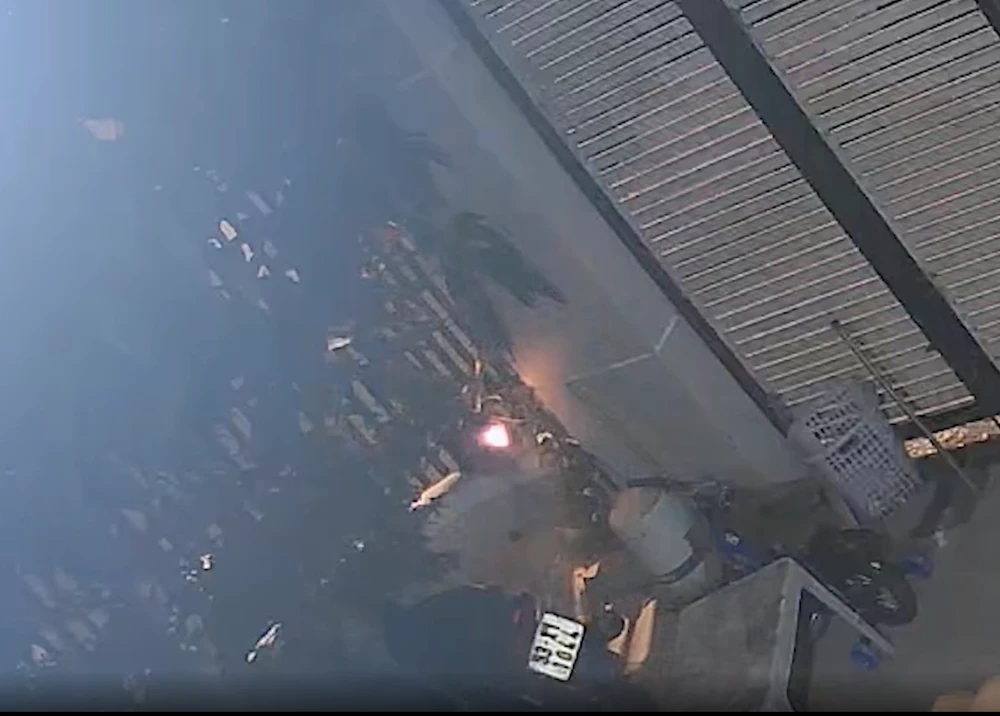 Ngọn lửa được ném vô từ bên ngoài hàng rào