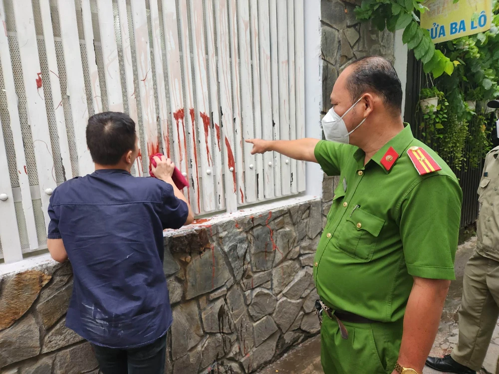 H bị yêu cầu lau chùi lại vết bẩn đã tạt