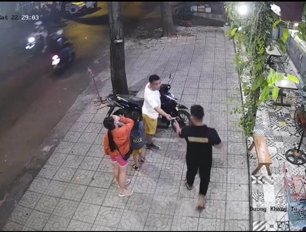 Người đàn ông và hai bé gái sau đó rời khỏi quán. Ảnh: Cắt từ clip