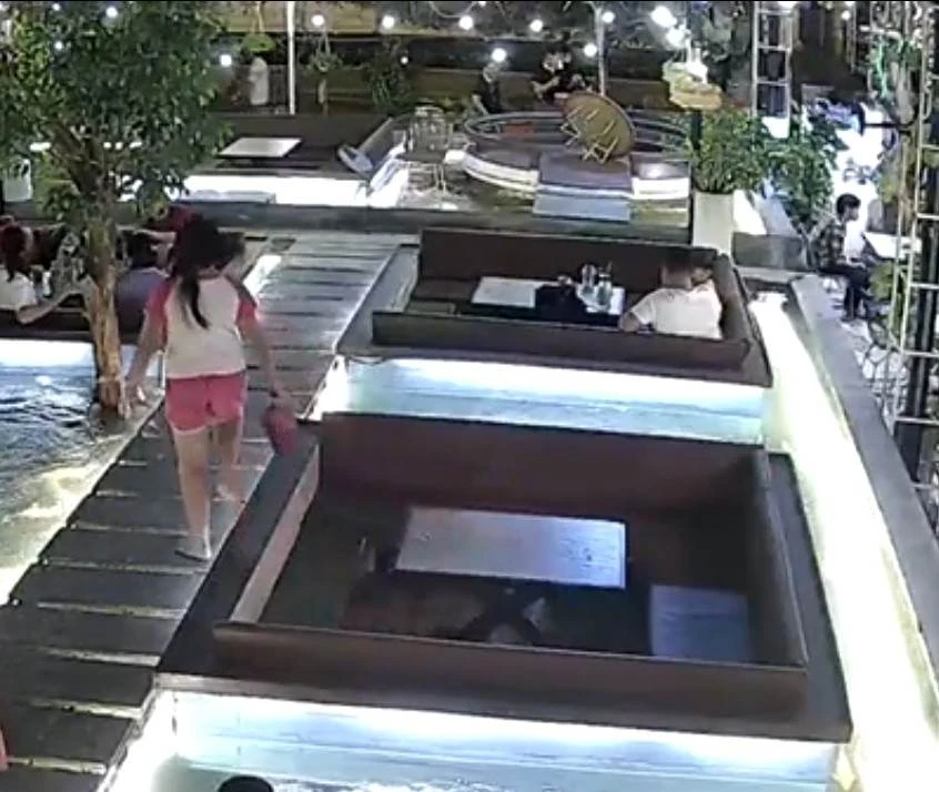 Bé gái nhặt được chiếc ví của chị Nhung. Ảnh: Cắt từ clip