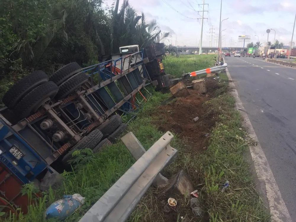 Hiện trường xe container bị lật khiến tài xế bị thương. Ảnh: TS