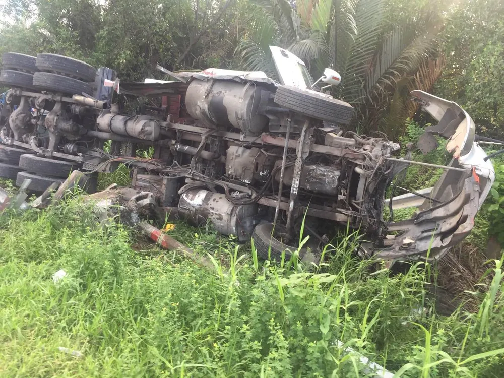 Xe container lật khiến nhiều bộ phận bị hư hỏng. Ảnh: TS
