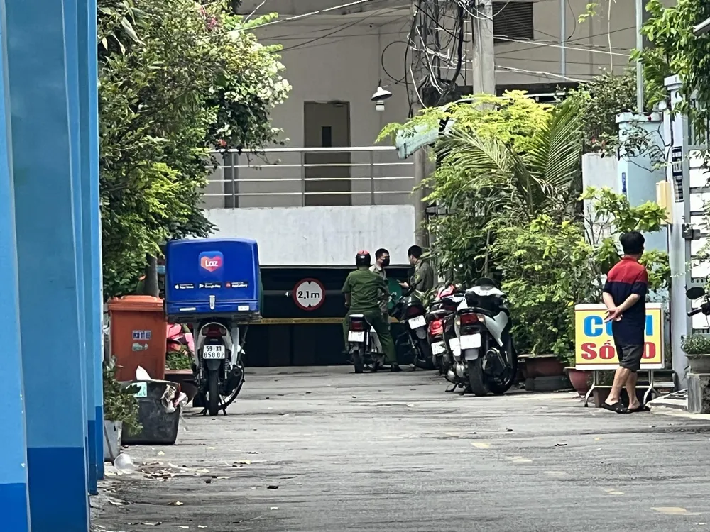 Công an có mặt khám nghiệm hiện trường vụ việc. Ảnh: TS