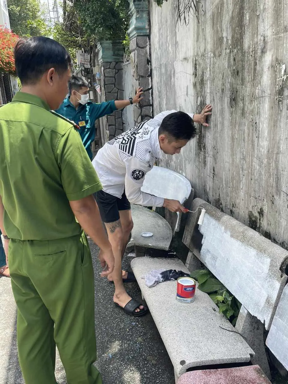 Ghế đã có dòng chữ quảng cáo web cá độ được sơn mới lại. Ảnh: TS