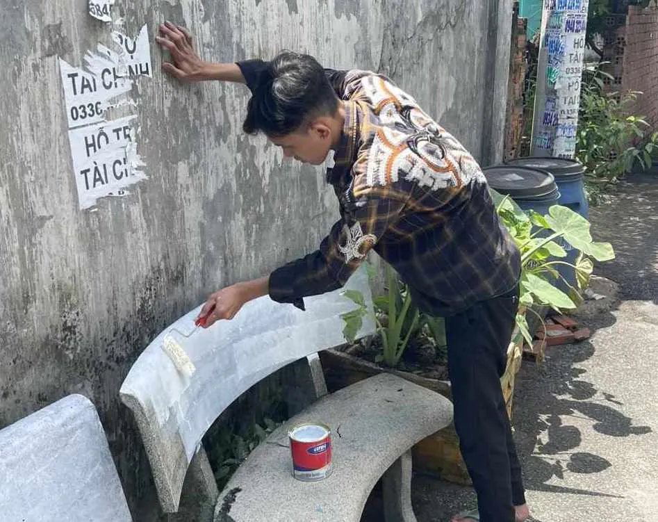 Mến được xác định là người đã thuê Quí và Được xịt với giá 10.000 đồng/ghế. Ảnh: TS