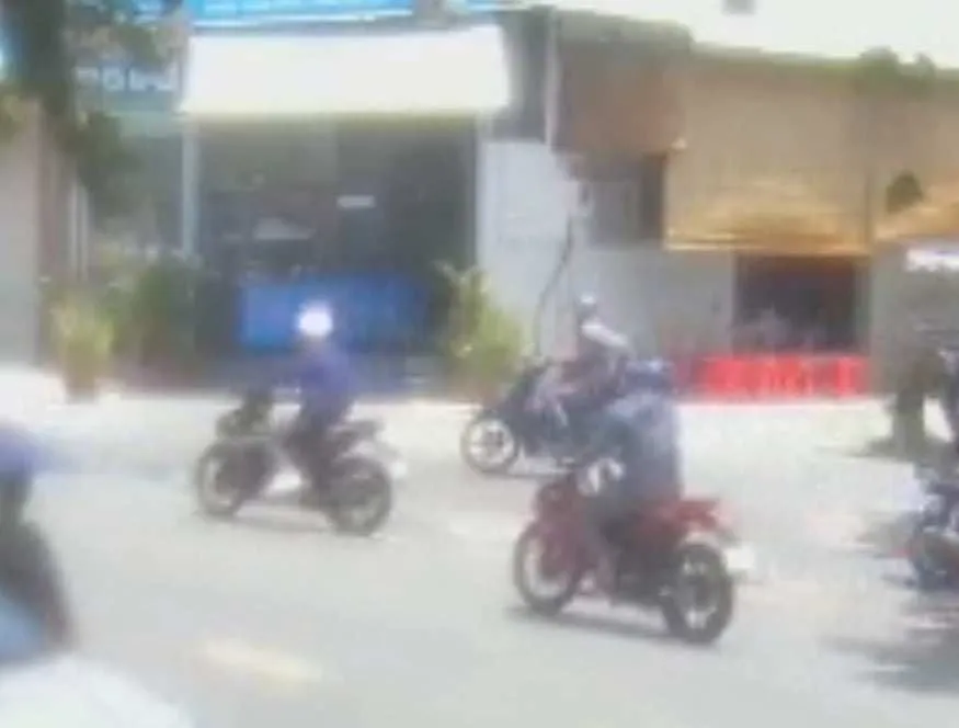 Nhóm trộm gồm 3 người bị camera ghi lại. Ảnh: Cắt từ clip Nhóm trộm gồm 3 người bị camera ghi lại. Ảnh: Cắt từ clip