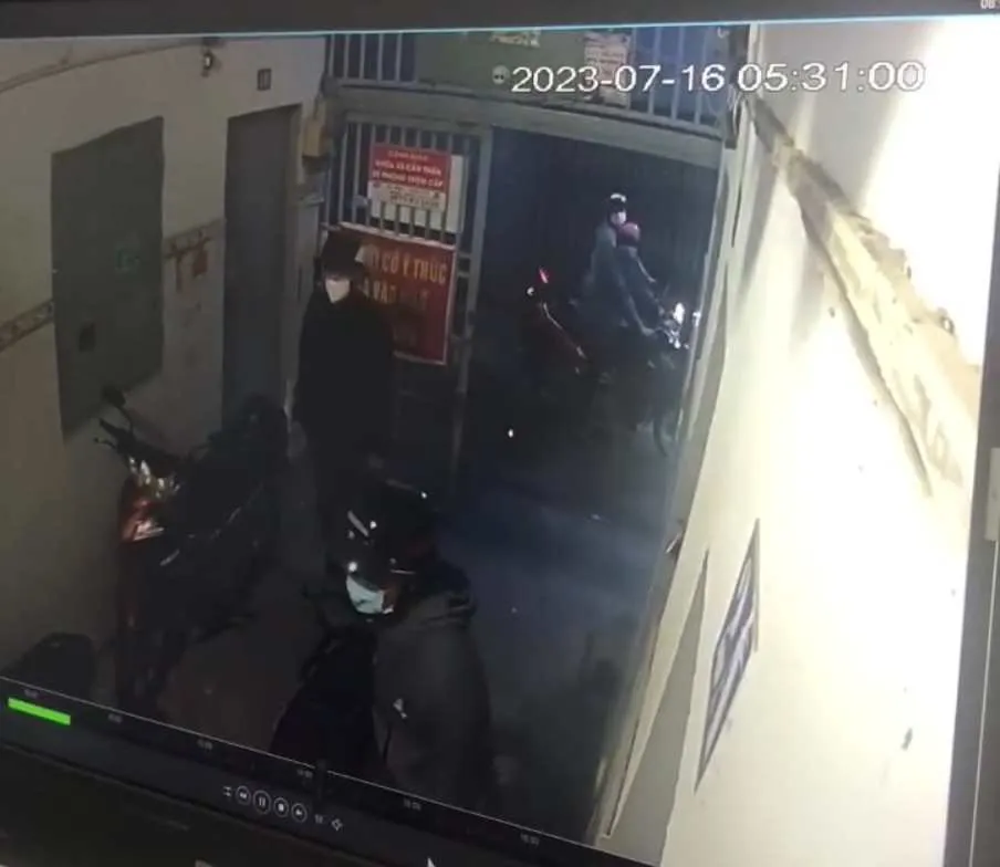 Nhóm trộm gồm bốn người đi trên hai xe máy đến khu trọ. Ảnh: Cắt từ clip Nhóm trộm gồm bốn người đi trên hai xe máy đến khu trọ. Ảnh: Cắt từ clip